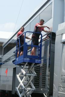 Vorschau
028_McLaren_mechanics.jpg