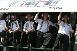 Vorschau
116_BAR_pitwall.jpg