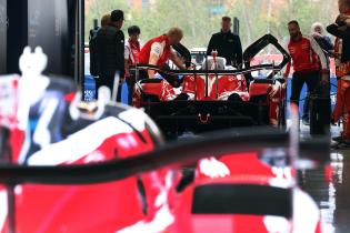 Mehrere Toyota Gazoo Racing Teamglieder mit beiden Toyota GR010 Rennfahrzeugen bei der FIA Abnahme, Aufbautag, FIA Langetsrecken- Weltmeisterschaft WEC , Autodromo Enzo e Dino ferrari, Imola, Italien, 12.04.2026, Sportwagen,
2G5A0156Kopie.jpg