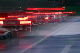 Die R?cklichter mehrere Hypercars sowie die roten Ampel an der Boxenausfahrt, Testtag, FIA Langetsrecken- Weltmeisterschaft WEC , Autodromo Enzo e Dino ferrari, Imola, Italien, 14.04.2026, Sportwagen, gezogen, gewischter Mitzieher
2G5A0873Kopie.jpg