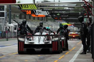 Paul DI RESTA (GBR) Stoffel VANDOORNE (BEL) Nick CASSIDY (NZL)  MPeugeot 9X8 HY #93 und Loïc DUVAL (FRA) Malthe JAKOBSEN (DEN) Th?o POURCHAIRE (FRA) Peugeot 9X8 HY #94 stehen gleichzeitig an Box , Peugeot Totalenergies, Testtag, FIA Langetsrecken- Weltmeisterschaft WEC , Autodromo Enzo e Dino ferrari, Imola, Italien, 14.04.2026, Sportwagen,
2G5A2751Kopie.jpg