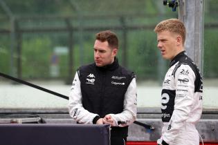 Stoffel Vandoorne (BEL) und Malthe JAKOBSEN (DEN) Peugoet Werksfahrer zusammen auf der Boxenmauer, Peugeot Totalenergies, Testtag, FIA Langetsrecken- Weltmeisterschaft WEC , Autodromo Enzo e Dino ferrari, Imola, Italien, 14.04.2026, Sportwagen,
2G5A2802Kopie.jpg