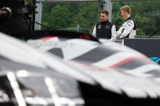 Stoffel Vandoorne (BEL) und Malthe JAKOBSEN (DEN) Peugoet Werksfahrer zusammen auf der Boxenmauer, Peugeot Totalenergies, Testtag, FIA Langetsrecken- Weltmeisterschaft WEC , Autodromo Enzo e Dino ferrari, Imola, Italien, 14.04.2026, Sportwagen, 
2G5A2858Kopie.jpg