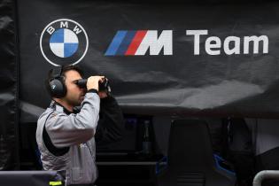 BMW M Team WRT Mitglied beobachtet anderer Wettbewerbe mit den Fernglas, Boxenmauer, Testtag, FIA Langstrecken- Weltmeisterschaft WEC , Autodromo Enzo e Dino Ferrari, Imola, Italien, 14.04.2026, Sportwagen
2G5A3215Kopie.jpg