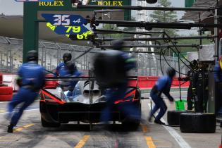 António FÉLIX DA COSTA (POR) Charles MILESI (FRA) Ferdinand HABSBURG (AUT) Alpine A424 HY #35 beim Boxenstop, wo Mechaniker zum Reifenwechsel durchs Bild wischen, Testtag, FIA Langetsrecken- Weltmeisterschaft WEC , Autodromo Enzo e Dino Ferrari, Imola, Italien, 12.04.2026, Sportwagen,
2G5A4459Kopie.jpg