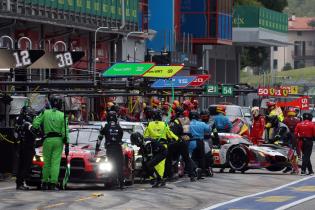  Evo Darren LEUNG (GBR) Sean GELAEL (INA) Augusto FARFUS (BRA) BMW M4 LMGT3 #32 und Evo Anthony MCINTOSH (USA) Parker THOMPSON (CAN) Daniel HARPER (GBR) BMW M4 LMGT3 #69 WRT Team beim Boxenstop sowie dahinter der Robin FRIJNS (NED) René RAST (GER) BMW M Hybrid V8 HY #20, Testtag, FIA Langetsrecken- Weltmeisterschaft WEC , Autodromo Enzo e Dino ferrari, Imola, Italien, 14.04.2026, Sportwagen,
2G5A4532Kopie.jpg