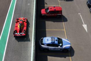 Alessandro PIER GUIDI (ITA) James CALADO (GBR) Antonio GIOVINAZZI (ITA) Ferrari 499P HY  #51 fährt am Boxenausgang an einem Polizei sowie Feuerwehrauto vorbei, 2. freies Training, FIA Langetsrecken- Weltmeisterschaft WEC , Autodromo Enzo e Dino Ferrari, Imola, Italien, 17.04.2026, Sportwagen,
2G5A4656Kopie.jpg