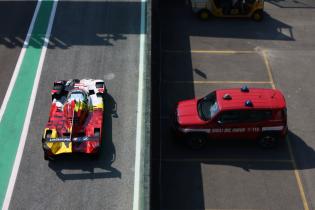 Rene Rast (GER) Robin Frijns (NED) BMW M Hybrid V8 #20 fährt am Boxenausgang an einem Feuerwehrauto vorbei, 2. freies Training, FIA Langetsrecken- Weltmeisterschaft WEC , Autodromo Enzo e Dino Ferrari, Imola, Italien, 17.04.2026, Sportwagen,
2G5A4723Kopie.jpg