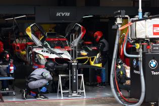 Robin Frijns (NED)  sitzt im Cockpit des aufgebockten BMW M Hybrid V8 #20 in der BMW M Team WRT Garage, Testtag, FIA Langetsrecken- Weltmeisterschaft WEC , Autodromo Enzo e Dino Ferrari, Imola, Italien, 14.04.2026, Sportwagen,
2G5A4871Kopie.jpg