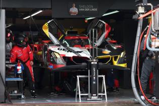 Robin Frijns (NED)  sitzt im Cockpit des aufgebockten BMW M Hybrid V8 #20 in der BMW M Team WRT Garage, Testtag, FIA Langetsrecken- Weltmeisterschaft WEC , Autodromo Enzo e Dino Ferrari, Imola, Italien, 14.04.2026, Sportwagen,
2G5A4952Kopie.jpg
