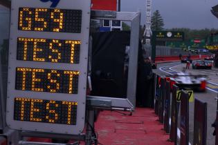 LED Anzeige mit TEST Schriftzug an der Boxenmauer vor im Hintergrund vorbeifahrenden Hypercar Rennfahrzeugen, Testtag, FIA Langetsrecken- Weltmeisterschaft WEC , Autodromo Enzo e Dino Ferrari, Imola, Italien, 14.04.2026, Sportwagen, Genesis Magma Racing
2G5A5378Kopie.jpg