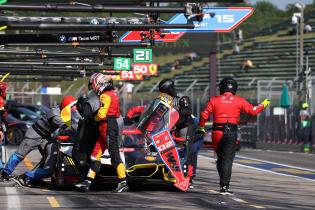 Rene Rast (GER) läuft vor dem Auto in die Box während Robin Frijns (NED) in den BMW M Hybrid V8 #20 einsteigt, Boxenstop, 2. freies Training, FIA Langetsrecken- Weltmeisterschaft WEC , Autodromo Enzo e Dino Ferrari, Imola, Italien, 17.04.2026, Sportwagen,
2G5A5698Kopie.jpg