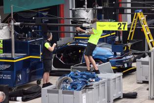 Zwei Teammitglieder stehen auf Kisten mit Kabeln beim Aufbau der Boxenstopanlage vor der Astin Martin GT Garagen, Aufbautag, FIA Langetsrecken- Weltmeisterschaft WEC , Autodromo Enzo e Dino ferrari, Imola, Italien, 12.04.2026, Sportwagen, Logisitk, Transport
2G5A6867Kopie.jpg