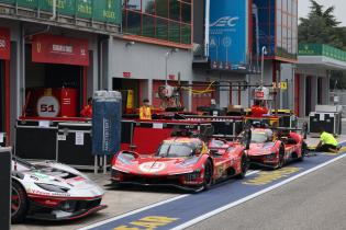Ferrari 499P HY #51 Alessandro PIER GUIDI (ITA) James CALADO (GBR) Antonio GIOVINAZZI (ITA) und Ferrari 499P HY #50 Antonio FUOCO (ITA) Miguel MOLINA (ESP) Nicklas NIELSEN (DEN) stehen am Aufbautag vor der Ferrari AF Course Garage, FIA Langetsrecken- Weltmeisterschaft WEC , Autodromo Enzo e Dino ferrari, Imola, Italien, 12.04.2026, Sportwagen, Vorbereitung
2G5A7042Kopie.jpg