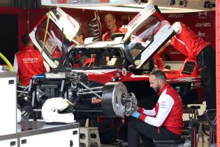 Mehrere Teammitglieder arbeiten am Toyota GR010 #7 von Mike CONWAY (GBR) Kamui KOBAYASHI (JPN) Nyck DE VRIES (NED), Toyota Gazoo Racing Garage, FIA Langetsrecken- Weltmeisterschaft WEC , Autodromo Enzo e Dino Ferrari, Imola, Italien, 14.04.2026, Sportwagen, Vorbereitung zum Wochenende
2G5A7254Kopie.jpg