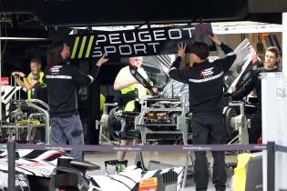 Mitarbeiter h?ngen vor dem aufebockten und teilweise zerlegten Peugeot 9X8 #93 von Nick Cassidy (NZL) Stoffel Vandoorne (BEL) Paul di Resta (GBR) ein Peugeot Sport schild ?ber die Peugeot Totalenergies Box auf,  Aufbautag, FIA Langetsrecken- Weltmeisterschaft WEC , Autodromo Enzo e Dino Ferrari, Imola, Italien, 12.04.2026, Sportwagen,
2G5A7502Kopie.jpg