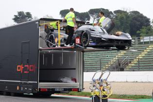Mehrere Toyota Gazoo Racing Teamglieder mit beiden Toyota GR010 Rennfahrzeugen bei der FIA Abnahme, Aufbautag, FIA Langetsrecken- Weltmeisterschaft WEC , Autodromo Enzo e Dino ferrari, Imola, Italien, 12.04.2026, Sportwagen,
2G5A7555Kopie.jpg