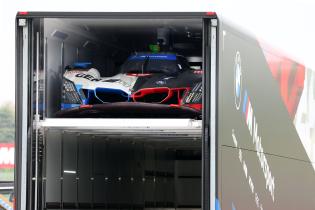 Der  BMW M Hybrid V8 #15 von Kevin MAGNUSSEN (DEN) Raffaele MARCIELLO (SUI) Dries Vanthoor (BEL) steht im BMW M Team WRT Truck, Start- Zielgerade, Aufbautag, FIA Langetsrecken- Weltmeisterschaft WEC , Autodromo Enzo e Dino Ferrari, Imola, Italien, 12.04.2026, Sportwagen, Logistik, Transport
2G5A7910Kopie.jpg