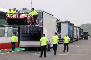 Mehrere Toyota Gazoo Racing Teamglieder laden einer der beiden Hypervcar Rennfahrzeuge aus dem Teamtruck aus, Start- Zielgerade , Aufbautag, FIA Langetsrecken- Weltmeisterschaft WEC , Autodromo Enzo e Dino ferrari, Imola, Italien, 12.04.2026, Sportwagen, Logistik, Transport
2G5A8126Kopie.jpg