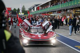 Sébastien BUEMI (SUI) Brendon HARTLEY (NZL) Ryo HIRAKAWA (JPN) Toyota TR010 Hybrid HY #8 die Sieger der 6 Stunden von Imola durch die Boxengasse auf dem Weg zum Parc ferme, Rennen, FIA Langetsrecken- Weltmeisterschaft WEC , Autodromo Enzo e Dino Ferrari, Imola, Italien, 18.04.2026, Sportwagen, 
2G5A8147Kopie.jpg