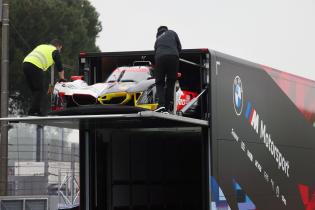 Mehrere Teamglieder laden den BMW M Hybrid V8 #20 von Robin Frijns (NED), Rene Rast (GER), Sheldon van der Linde (RSA) aus dem BMW M Team WRT Truck aus, Start- Zielgerade, Aufbautag, FIA Langetsrecken- Weltmeisterschaft WEC , Autodromo Enzo e Dino Ferrari, Imola, Italien, 12.04.2026, Sportwagen, Logistik, Transport
2G5A8566Kopie.jpg