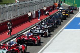 Grüne Ampel und mehrere Hypercar Rennfahrzeuge fahren fahgren zu Beginn des 3. freien Trainings aus der Boxengasse,, FIA Langetsrecken- Weltmeisterschaft WEC , Autodromo Enzo e Dino ferrari, Imola, Italien, 17.04.2026, Sportwagen, 
2G5A9683Kopie.jpg