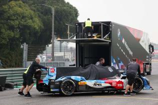 Mehrere Teamglieder schieben den ausgeladenen BMW M Hybrid V8 #15 von Kevin MAGNUSSEN (DEN) Raffaele MARCIELLO (SUI) Dries Vanthoor (BEL) am BMW M Team WRT Truck vorbei, Start- Zielgerade, Aufbautag, FIA Langetsrecken- Weltmeisterschaft WEC , Autodromo Enzo e Dino Ferrari, Imola, Italien, 12.04.2026, Sportwagen, Logistik, Transport
2G5A8534Kopie.jpg