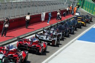 Grüne Ampel und mehrere Hypercar Rennfahrzeuge fahren fahgren zu Beginn des 3. freien Trainings aus der Boxengasse,, FIA Langetsrecken- Weltmeisterschaft WEC , Autodromo Enzo e Dino ferrari, Imola, Italien, 17.04.2026, Sportwagen,
2G5A9669Kopie.jpg