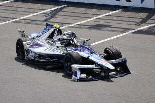 Felipe Drugovich (BRA) Andretti steht nach seinem Unfall mit seinem beschädigten Gen3 Evo Rennwagen auf der Strecke Strecke, FIA Formel E Weltmeisterschaft, Saison 12, Tokio E- Prix, 25.07.2026, 2. freies Training, Rote Flagge.
3N2A0264Kopie.jpg Felipe Drugovich (BRA) Andretti steht nach seinem Unfall mit seinem beschädigten Gen3 Evo Rennwagen auf der Strecke Strecke, FIA Formel E Weltmeisterschaft, Saison 12, Tokio E- Prix, 25.07.2026, 2. freies Training, Rote Flagge.
3N2A0264Kopie.jpg