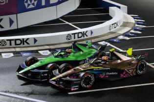 Sebastian Buemi (SUI) Envisión lässt Pepe Marti (ESP) Cupra- Kiro beim überholen keinen Platz und drängt ihn in die Streckenbegrenzung, Rennen 2, FIA Formel E Weltmeisterschaft, Saison 12, Tokio E- Prix, 26.07.2026,
3N2A0279Kopie.jpg Sebastian Buemi (SUI) Envisión lässt Pepe Marti (ESP) Cupra- Kiro beim überholen keinen Platz und drängt ihn in die Streckenbegrenzung, Rennen 2, FIA Formel E Weltmeisterschaft, Saison 12, Tokio E- Prix, 26.07.2026,
3N2A0279Kopie.jpg