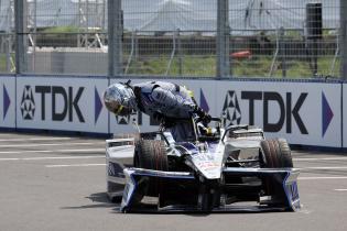 Felipe Drugovich (BRA) Andretti schaut sich nach seinem Unfall sein beschädigten Gen3 Evo Rennwagen an, Strecke, FIA Formel E Weltmeisterschaft, Saison 12, Tokio E- Prix, 25.07.2026, 2. freies Training, Rote Flagge.
3N2A0309Kopie.jpg Felipe Drugovich (BRA) Andretti schaut sich nach seinem Unfall sein beschädigten Gen3 Evo Rennwagen an, Strecke, FIA Formel E Weltmeisterschaft, Saison 12, Tokio E- Prix, 25.07.2026, 2. freies Training, Rote Flagge.
3N2A0309Kopie.jpg