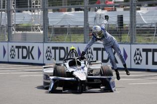 Felipe Drugovich (BRA) Andretti springt nach seinem Unfall aus seinem beschädigten Gen3 Evo Rennwagen, Strecke, FIA Formel E Weltmeisterschaft, Saison 12, Tokio E- Prix, 25.07.2026, 2. freies Training, Rote Flagge.
3N2A0336Kopie.jpg Felipe Drugovich (BRA) Andretti springt nach seinem Unfall aus seinem beschädigten Gen3 Evo Rennwagen, Strecke, FIA Formel E Weltmeisterschaft, Saison 12, Tokio E- Prix, 25.07.2026, 2. freies Training, Rote Flagge.
3N2A0336Kopie.jpg