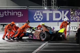 Der beschädigte Pepe Marti (ESP) im Cupra- Kiro wird von der Rennstrecke geschoben, Rennen 2, FIA Formel E Weltmeisterschaft, Saison 12, Tokio E- Prix, 26.07.2026, Kollision mit Sebastian Buemi (SUI) Envision
3N2A0362Kopie.jpg Der beschädigte Pepe Marti (ESP) im Cupra- Kiro wird von der Rennstrecke geschoben, Rennen 2, FIA Formel E Weltmeisterschaft, Saison 12, Tokio E- Prix, 26.07.2026, Kollision mit Sebastian Buemi (SUI) Envision
3N2A0362Kopie.jpg