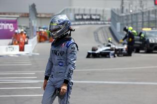 Felipe Drugovich (BRA) Andretti läuft nach seinem Unfall über die Strecke, FIA Formel E Weltmeisterschaft, Saison 12, Tokio E- Prix, 25.07.2026, 2. freies Training, Rote Flagge
3N2A0391Kopie.jpg Felipe Drugovich (BRA) Andretti läuft nach seinem Unfall über die Strecke, FIA Formel E Weltmeisterschaft, Saison 12, Tokio E- Prix, 25.07.2026, 2. freies Training, Rote Flagge
3N2A0391Kopie.jpg