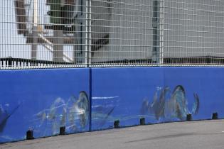 Mauerabdruck von Felipe Drugovichs Einschlag mit dem Andretti Gen3 Evo Rennwagen, Unfall an der Rennstrecke, FIA Formel E Weltmeisterschaft, Saison 12, Tokio E- Prix, 25.07.2026, 2. freies Training, Rote Flagge.
3N2A0450Kopie.jpg Mauerabdruck von Felipe Drugovichs Einschlag mit dem Andretti Gen3 Evo Rennwagen, Unfall an der Rennstrecke, FIA Formel E Weltmeisterschaft, Saison 12, Tokio E- Prix, 25.07.2026, 2. freies Training, Rote Flagge.
3N2A0450Kopie.jpg