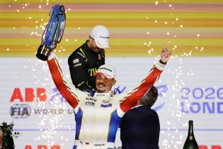 Weltmeister Pascal Wehrlein (GER) Porsche mit dem WM Pokal in Pose auf dem Podium, FIA Formel E Weltmeisterschaft, Saison 12, London E- Prix, 16.08.2026, Excel Exibition Centre, rennen 2
3N2A0738Kopie.jpg
