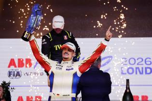 Weltmeister Pascal Wehrlein (GER) Porsche mit dem WM Pokal in Pose auf dem Podium, geniest den Augenblick des Erfolges FIA Formel E Weltmeisterschaft, Saison 12, London E- Prix, 16.08.2026, Excel Exibition Centre, rennen 2
3N2A0748Kopie.jpg