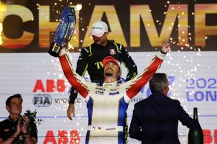 Weltmeister Pascal Wehrlein (GER) Porsche mit WM Pokal in Pose genbiest den Augenblick des Erfolges auf dem Podium, FIA Formel E Weltmeisterschaft, Saison 12, London E- Prix, 16.08.2026, Excel Exibition Centre, rennen 2
3N2A0753Kopie.jpg
