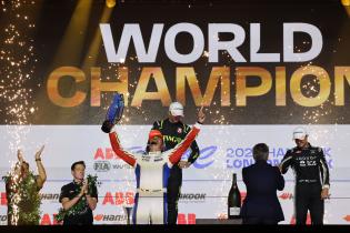 Jake Dennis (GBR) Zweiter, Weltmeister Pascal Wehrlein (GER) Porsche mit dem WM Pokal in Siegerpose sowie Mitch Evans Dritter der Weltmeisterschaft auf dem Podium, FIA Formel E Weltmeisterschaft, Saison 12, London E- Prix, 16.08.2026, Excel Exibition Centre, rennen 2
3N2A0769Kopie.jpg