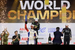 Jake Dennis (GBR) Zweiter, Weltmeister Pascal Wehrlein (GER) Porsche mit dem WM Pokal in Siegerpose sowie Mitch Evans Dritter der Weltmeisterschaft auf dem Podium, FIA Formel E Weltmeisterschaft, Saison 12, London E- Prix, 16.08.2026, Excel Exibition Centre, rennen 2
3N2A0782Kopie.jpg