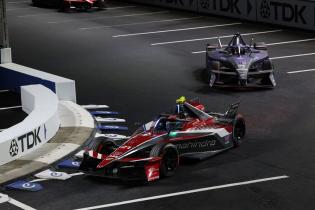 Nyck de Vries (NED) Mahindra vor Pascal Wehrlein (GER) Porsche, Rennen 2, FIA Formel E Weltmeisterschaft, Saison 12, Tokio E- Prix, 26.07.2026,
3N2A0786Kopie.jpg Nyck de Vries (NED) Mahindra vor Pascal Wehrlein (GER) Porsche, Rennen 2, FIA Formel E Weltmeisterschaft, Saison 12, Tokio E- Prix, 26.07.2026,
3N2A0786Kopie.jpg