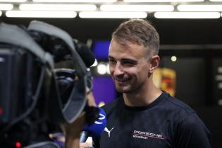 Nico Mueller (SUI) Porsche im Interview, FIA Formel E Weltmeisterschaft, Saison 12, London E- Prix, 13.08.2026, Kampf um die Meisterschaft
3N2A0899Kopie.jpg Nico Mueller (SUI) Porsche im Interview, FIA Formel E Weltmeisterschaft, Saison 12, London E- Prix, 13.08.2026, Kampf um die Meisterschaft
3N2A0899Kopie.jpg
