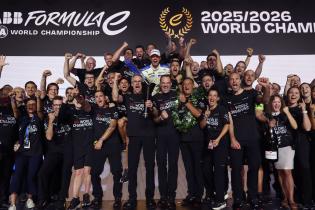 Pascal Wehrlein (GER) Porsche im weissen Overall, Thomas Laudenbach (GER) leiter Potsche Motorsport, Florian Modlinger (GER) teamchef Porsche FE, Michael Steiner (GER) Vorstand Porsche AG und weitere Teammitglieder beim Gruppen- Weltmeisterbild, FIA Formel E Weltmeisterschaft, Saison 12, London E- Prix, 16.08.2026, Excel Exibition Centre, Fahrer WM sowie Herstellerweltmeister
3N2A1111Kopie.jpg
