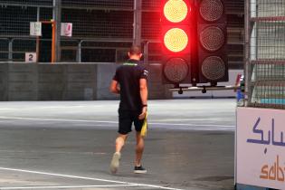 Sebastian Buemi (SUI) läuft an der roten Ampel am Ausgang der Boxengasse vorbei, FIA Formel E Weltmeisterschaft, Saison 12, London E- Prix, 13.08.2026,
3N2A1183Kopie.jpg Sebastian Buemi (SUI) läuft an der roten Ampel am Ausgang der Boxengasse vorbei, FIA Formel E Weltmeisterschaft, Saison 12, London E- Prix, 13.08.2026,
3N2A1183Kopie.jpg
