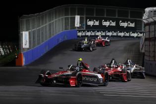 Nyck de Vries (NED) Mahindra führt das Fahrerfeld in der letzten Runde des Rennens an, FIA Formel E Weltmeisterschaft, Saison 12, Tokio E- Prix, 26.07.2026,
3N2A1449Kopie.jpg Nyck de Vries (NED) Mahindra führt das Fahrerfeld in der letzten Runde des Rennens an, FIA Formel E Weltmeisterschaft, Saison 12, Tokio E- Prix, 26.07.2026,
3N2A1449Kopie.jpg