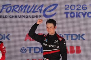 Sieger Nyck de Vries (NED) Mahindra jubelnd auf dem Podium, Rennen 2, FIA Formel E Weltmeisterschaft, Saison 12, Tokio E- Prix, 26.07.2026,
3N2A1789Kopie.jpg