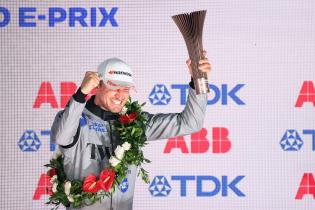 Dritter und Meisterschaftsführender Jake Dennis (GBR) Andretti mit Pokal auf dem Podium, Rennen 2, FIA Formel E Weltmeisterschaft, Saison 12, Tokio E- Prix, 26.07.2026,
3N2A1911Kopie.jpg