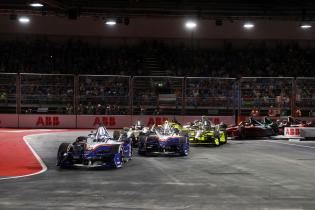 Pascal Wehrlein (GER) Porsche #94 und Nico Mueller (SUI) Porsche #51 führen Rennen 1 nach der 1. Kurve, FIA Formel E Weltmeisterschaft, Saison 12, London E- Prix, 15.08.2026, Excel Exibition Centre
3N2A1958Kopie.jpg Pascal Wehrlein (GER) Porsche #94 und Nico Mueller (SUI) Porsche #51 führen Rennen 1 nach der 1. Kurve, FIA Formel E Weltmeisterschaft, Saison 12, London E- Prix, 15.08.2026, Excel Exibition Centre
3N2A1958Kopie.jpg