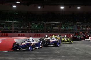 Pascal Wehrlein (GER) Porsche #94 und Nico Mueller (SUI) Porsche #51 führen Rennen 1 nach der 1. Kurve, FIA Formel E Weltmeisterschaft, Saison 12, London E- Prix, 15.08.2026, Excel Exibition Centre
3N2A1962Kopie.jpg Pascal Wehrlein (GER) Porsche #94 und Nico Mueller (SUI) Porsche #51 führen Rennen 1 nach der 1. Kurve, FIA Formel E Weltmeisterschaft, Saison 12, London E- Prix, 15.08.2026, Excel Exibition Centre
3N2A1962Kopie.jpg