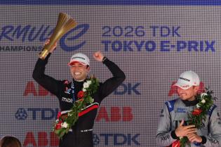 Sieger Nyck de Vries (NED) Mahindra jubelnd mit Pokal auf dem Podium, daneben Meisterschaftsführender Jake Dennis (GBR) Andretti, Rennen 2, FIA Formel E Weltmeisterschaft, Saison 12, Tokio E- Prix, 26.07.2026,
3N2A2061Kopie.jpg